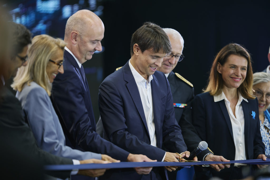 Coupé de ruban pendant l'inauguration de Symbiose